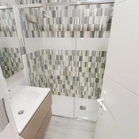 Apartment Climatise Renove, Proche Et Commerces, Avec Ascenseur Et Bus A Proximite - Fr-1-196-341 *