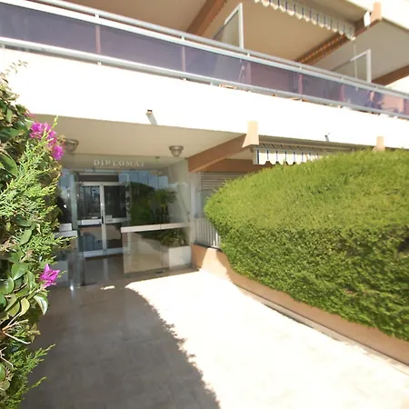 Apartment Climatise Renove, Proche Et Commerces, Avec Ascenseur Et Bus A Proximite - Fr-1-196-341 Menton